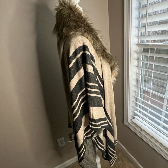 NWT Merona shawl with faux fur collar - Picture 6 of 16